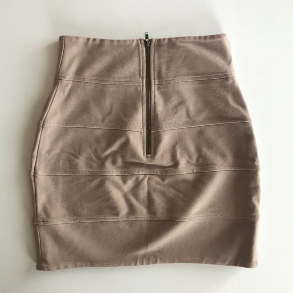 Talula Mini Bodycon Skirt, Size 2, Style MWC15 - Picture 2 of 2